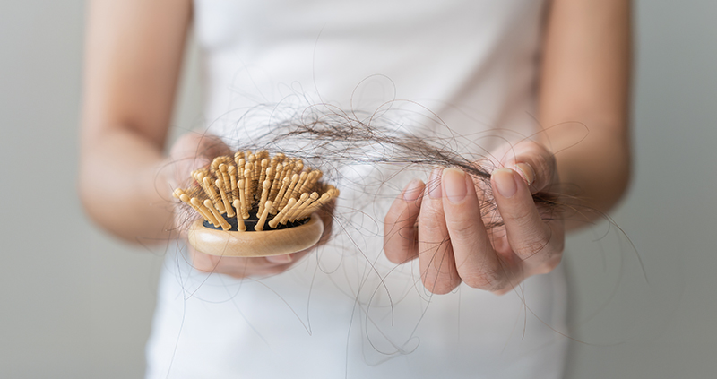 Mulher perdendo o cabelo
